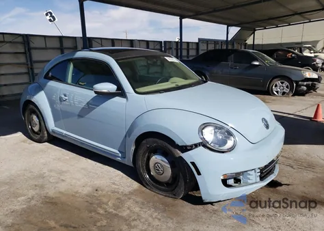 2014 Volkswagen Beetle 1.8T z USA, uszkodzony, nr VIN 3VWJ17ATXEM663919